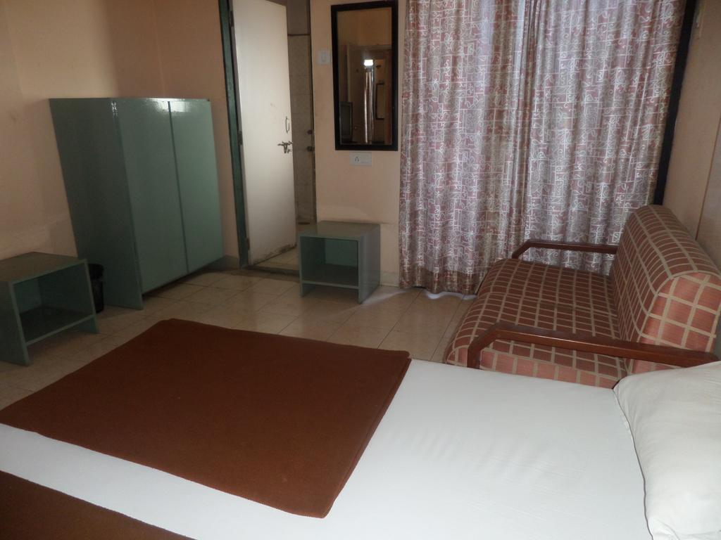 Oyo Flagship 37830 Hotel Aakar International Satara Eksteriør billede