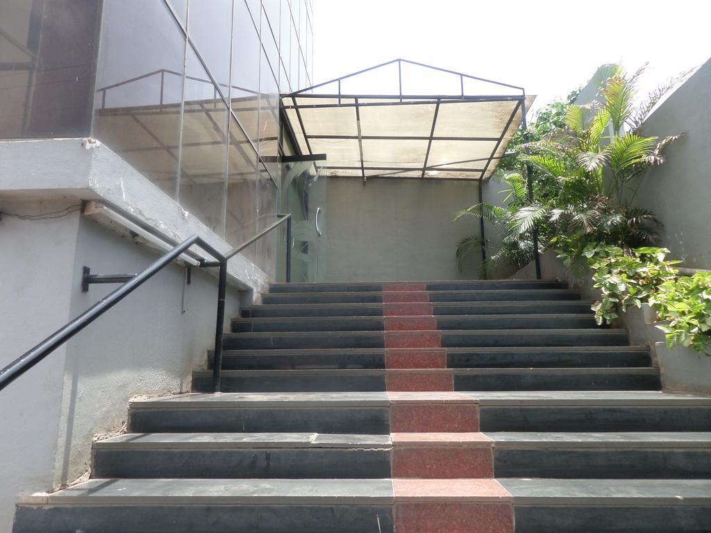 Oyo Flagship 37830 Hotel Aakar International Satara Eksteriør billede