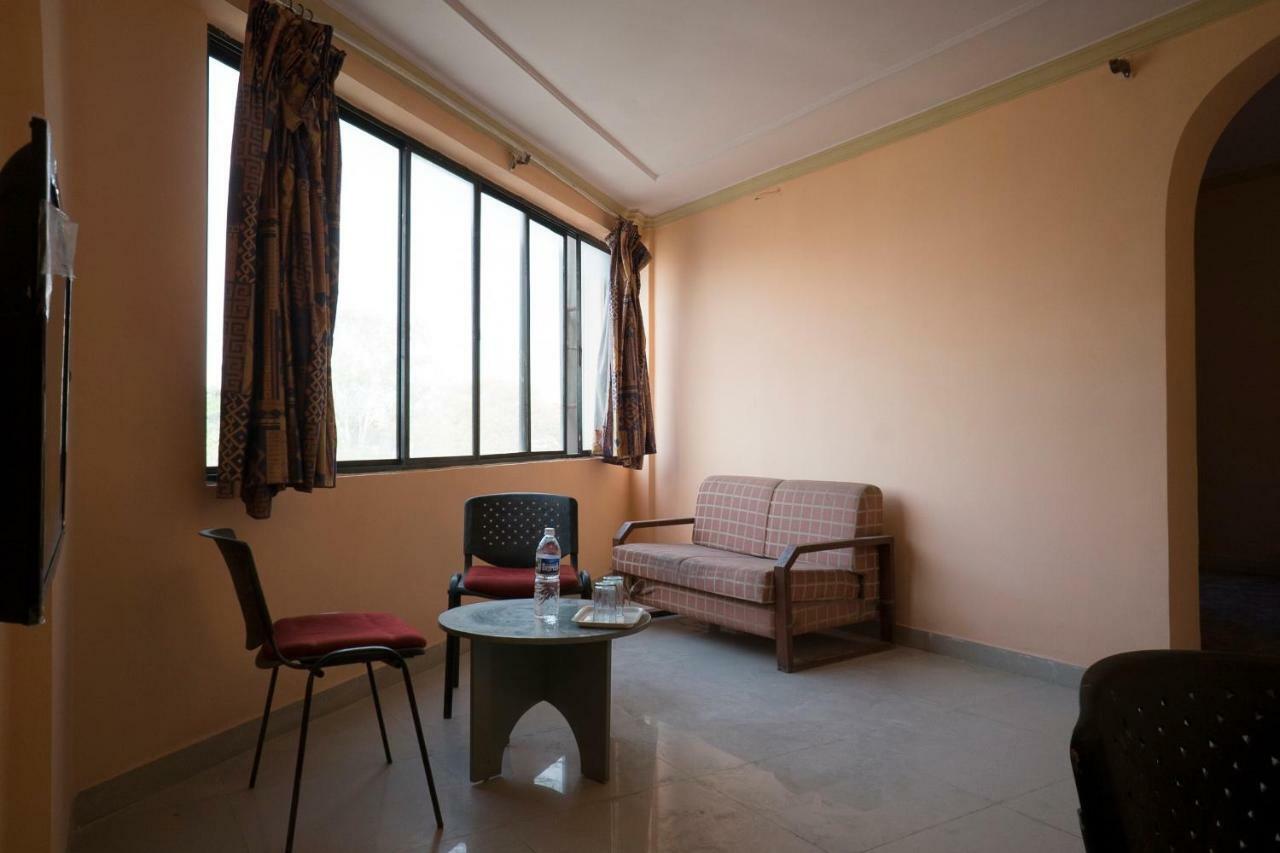 Oyo Flagship 37830 Hotel Aakar International Satara Eksteriør billede